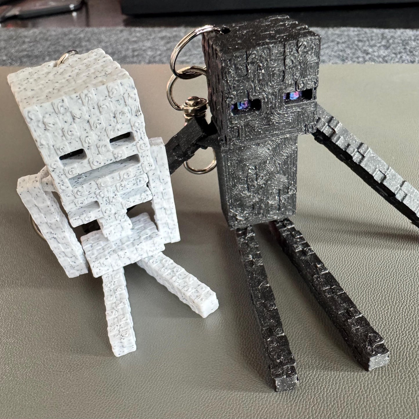 Articulated Enderman Keychain – 3D Printed Minecraft Gamer Keyring with Shifting Purple Detail